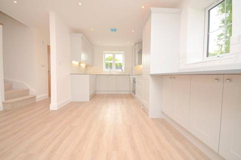 3 bedroom detached house to rent - Lodge Lane, Romford, RM5