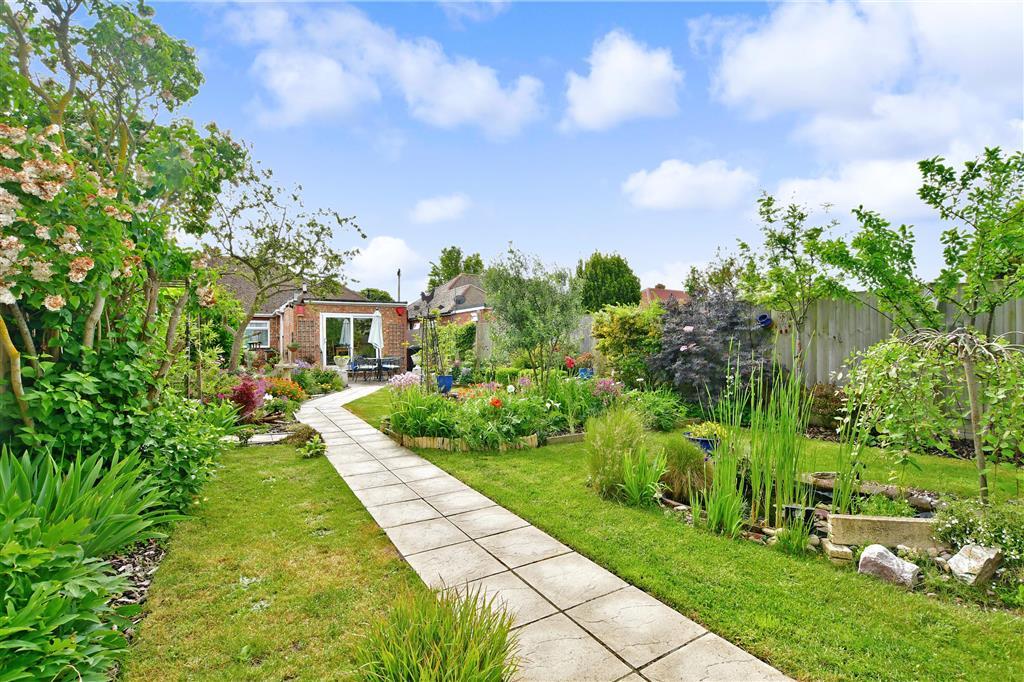 Gloucester Avenue, Broadstairs, Kent 2 bed semidetached bungalow £