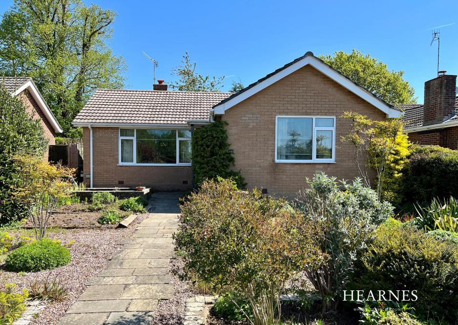 Allenview Road, Wimborne, Dorset, BH21 1AU 2 bed detached bungalow for