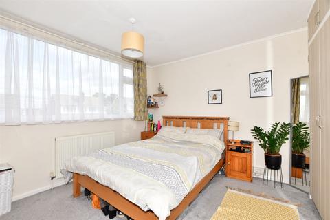 3 Cleves Way, Ashford, TN23 5DD