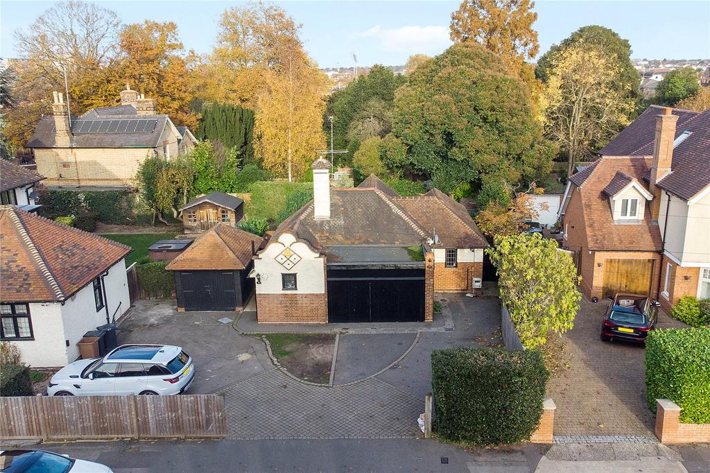 Southborough Road, Chelmsford, CM2 3 bed detached house £600,000