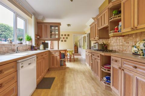 8 Heatherlands, Storrington, Pulborough, RH20 3NE
