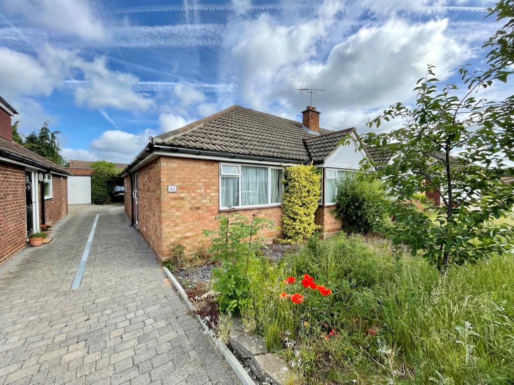 Ashleigh Avenue, Egham, Surrey, TW20 2 bed semidetached house £450,000