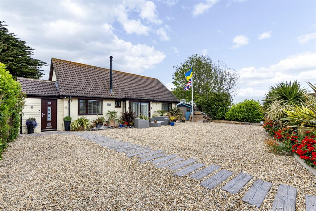 Park Lane, Selsey, PO20 3 bed detached bungalow for sale £575,000
