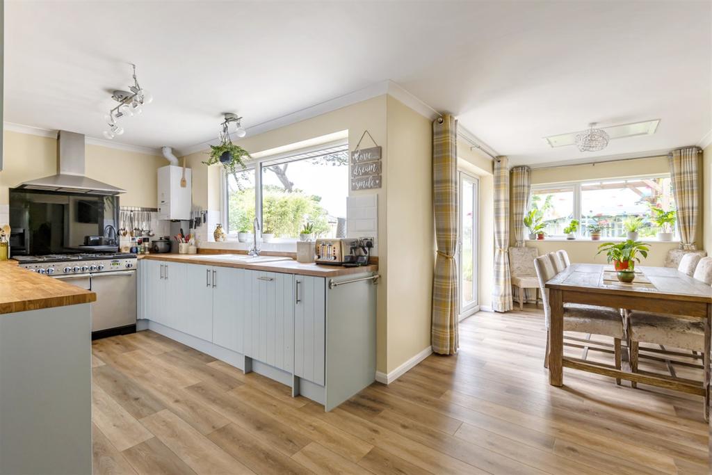 Park Lane, Selsey, PO20 3 bed detached bungalow £575,000