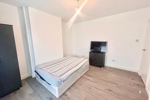 5 bedroom house share to rent, Wilfrid Gardens, London W3