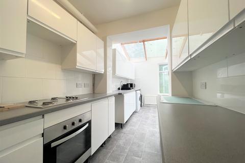 5 bedroom house share to rent, Wilfrid Gardens, London W3