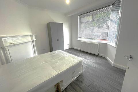 5 bedroom house share to rent, Wilfrid Gardens, London W3