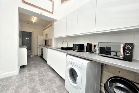 5 bedroom house share to rent, Wilfrid Gardens, London W3