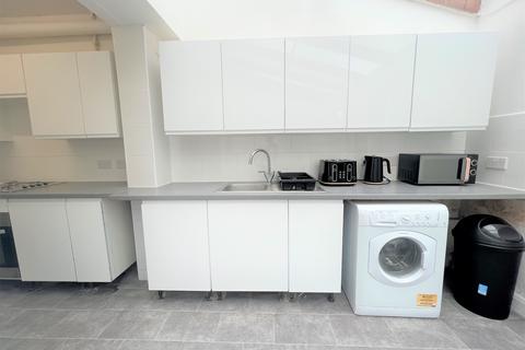 5 bedroom house share to rent, Wilfrid Gardens, London W3