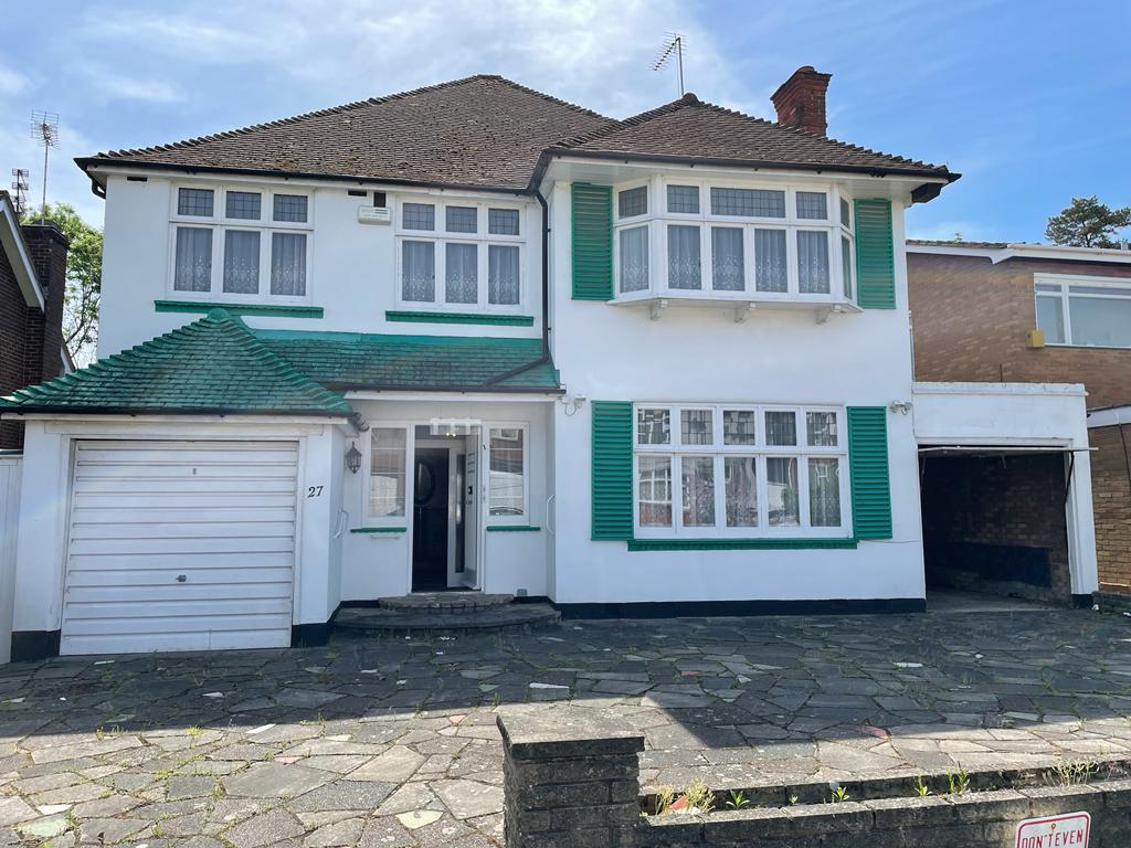 Dalkeith Grove, Stanmore HA7 5 bed detached house £2,600 pcm (£600 pw)