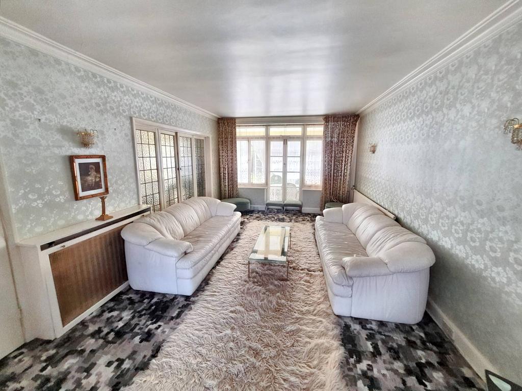 Dalkeith Grove, Stanmore HA7 5 bed detached house £2,600 pcm (£600 pw)