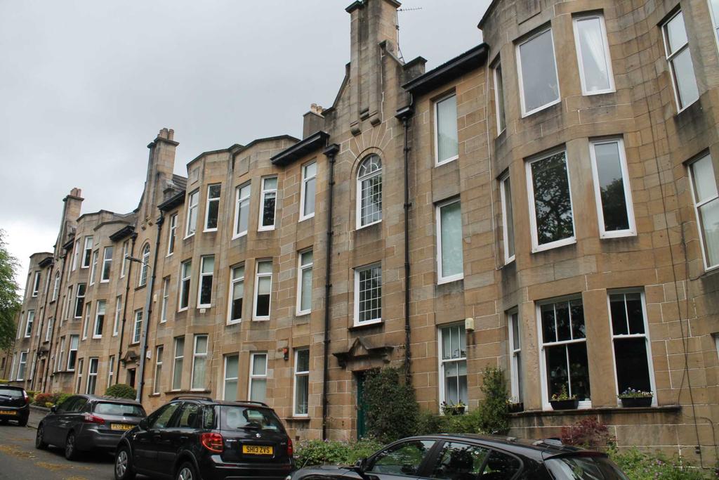 Brodie Park Avenue, Paisley, PA2 6JH 2 bed flat £750 pcm (£173 pw)