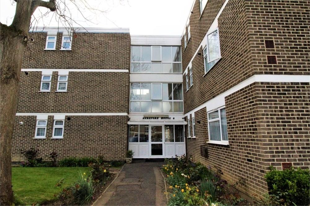 Hereford House, Stratton Close, Edgware, HA8 1 bed flat £320,000