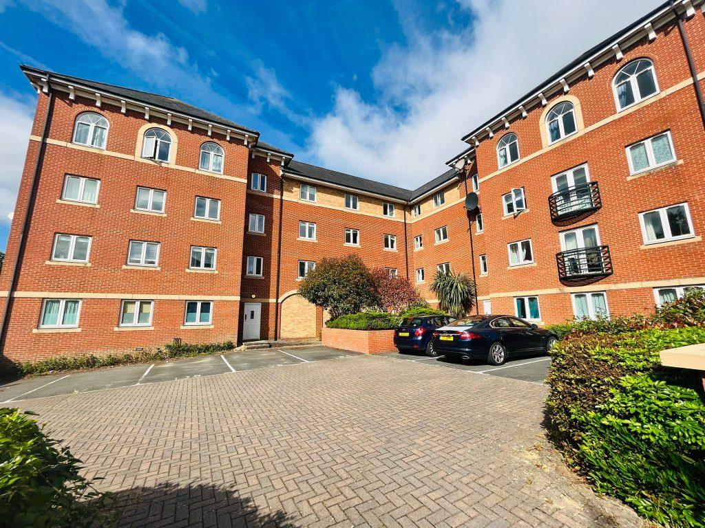 Saltash Road, Churchward, Swindon... 2 bed property £795 pcm (£183 pw)