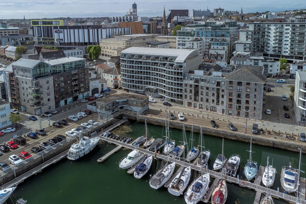 North Quay, Discovery Wharf, PL4 2 bed apartment £425,000