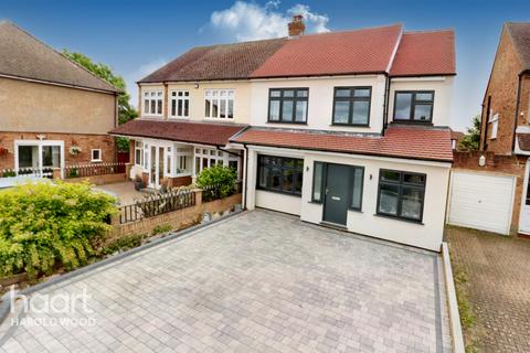 15 Chelsworth Drive, Romford, RM3 0ES