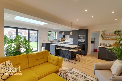 15 Chelsworth Drive, Romford, RM3 0ES