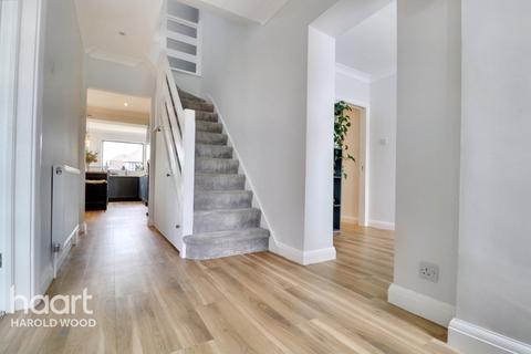 15 Chelsworth Drive, Romford, RM3 0ES