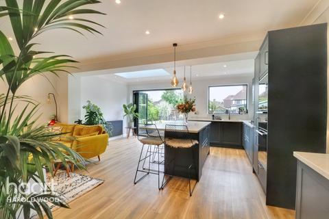 15 Chelsworth Drive, Romford, RM3 0ES