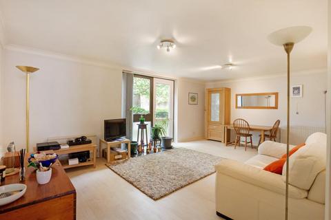 1 bedroom flat for sale, St. Johns Road, Hampton Wick, Kingston upon Thames KT1