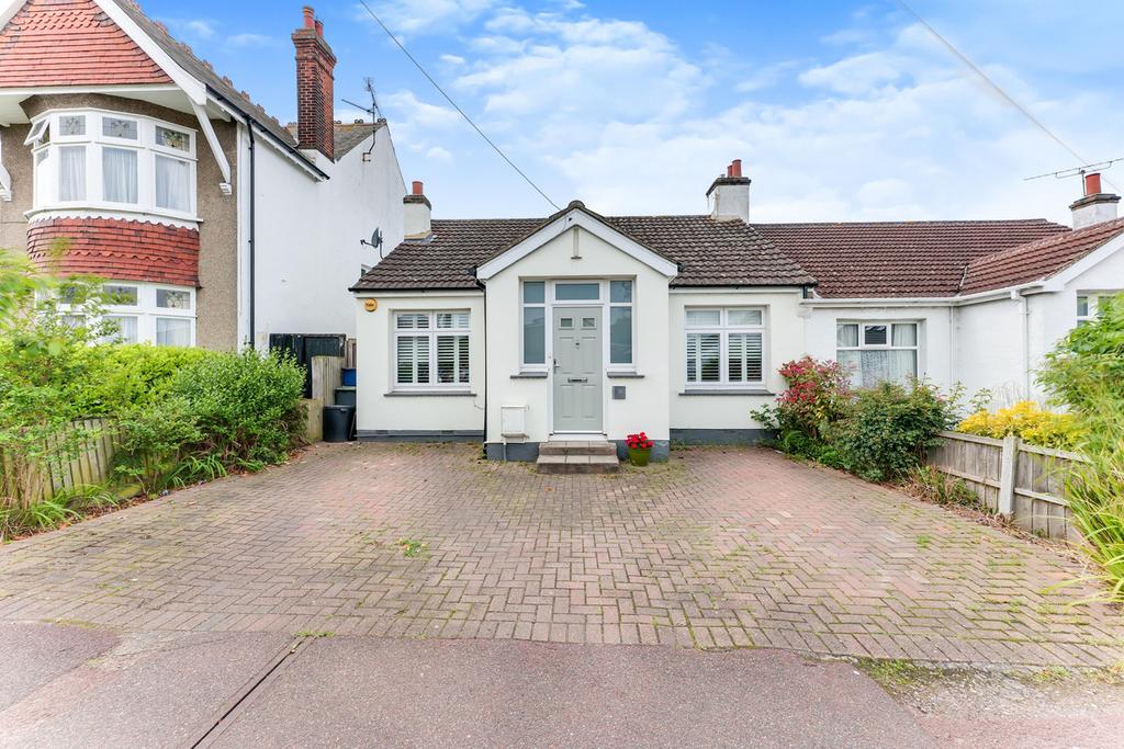 Elmsleigh Drive, Leighonsea, SS9 3 bed semidetached bungalow £475,000