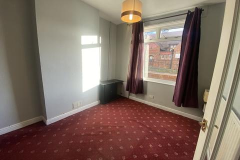 2 bedroom terraced house to rent, West Street, Crewe