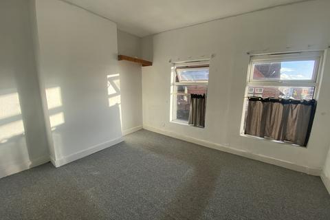 2 bedroom terraced house to rent, West Street, Crewe