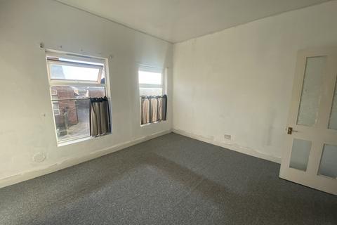 2 bedroom terraced house to rent, West Street, Crewe