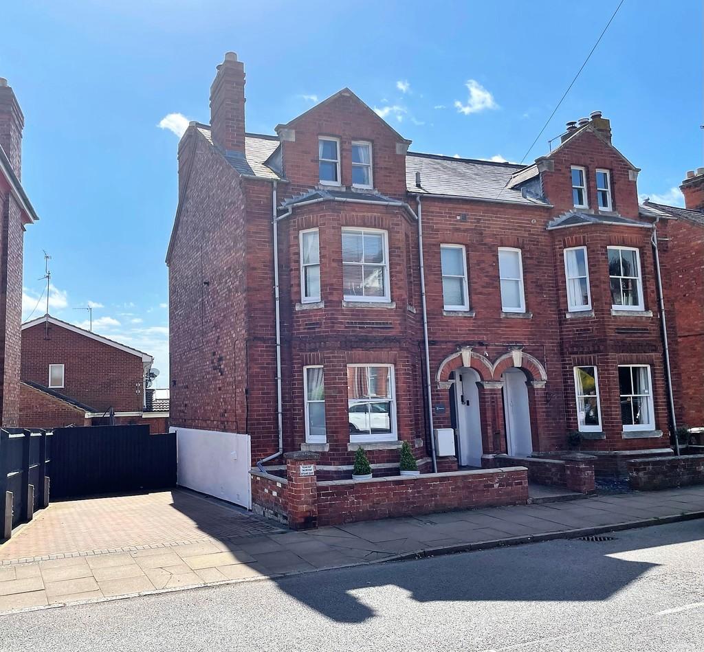 Badby Road, Daventry, NN11 4AW 4 bed semidetached house £350,000