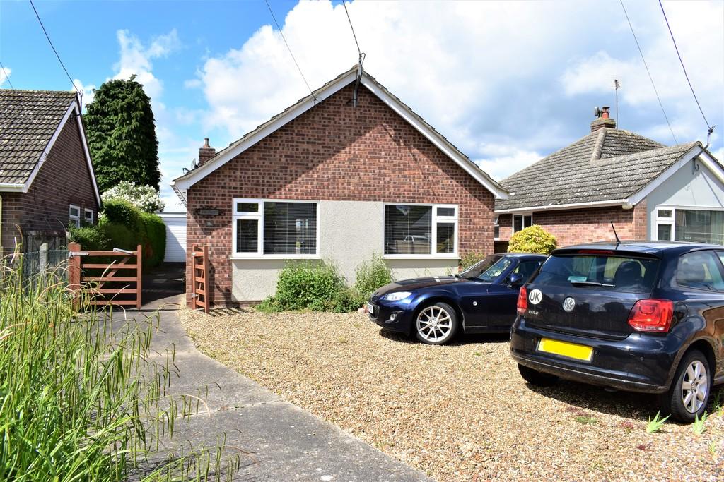Lawford, Manningtree 2 bed detached bungalow £1,350 pcm (£312 pw)