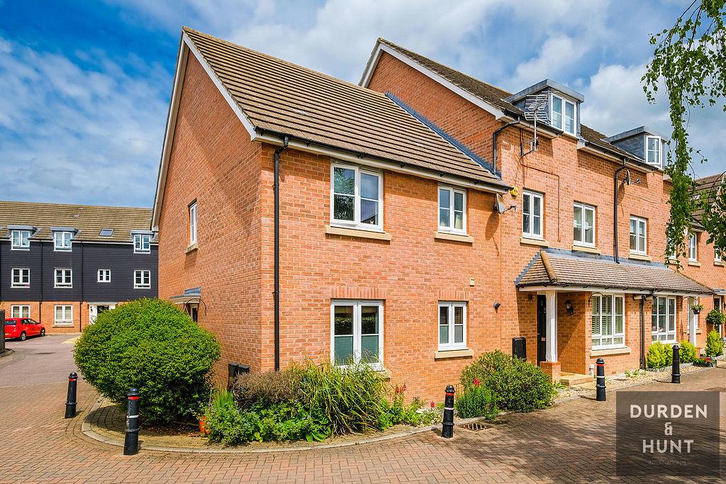 Victoria Road, Ongar, CM5 3 bed semidetached house £500,000