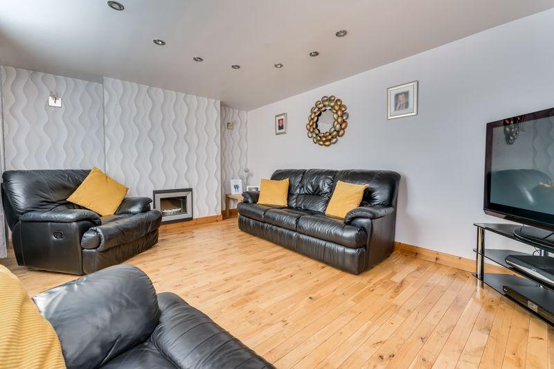 99 Glencairn Road, Ayr KA7 3HG 3 bed semidetached villa £145,000