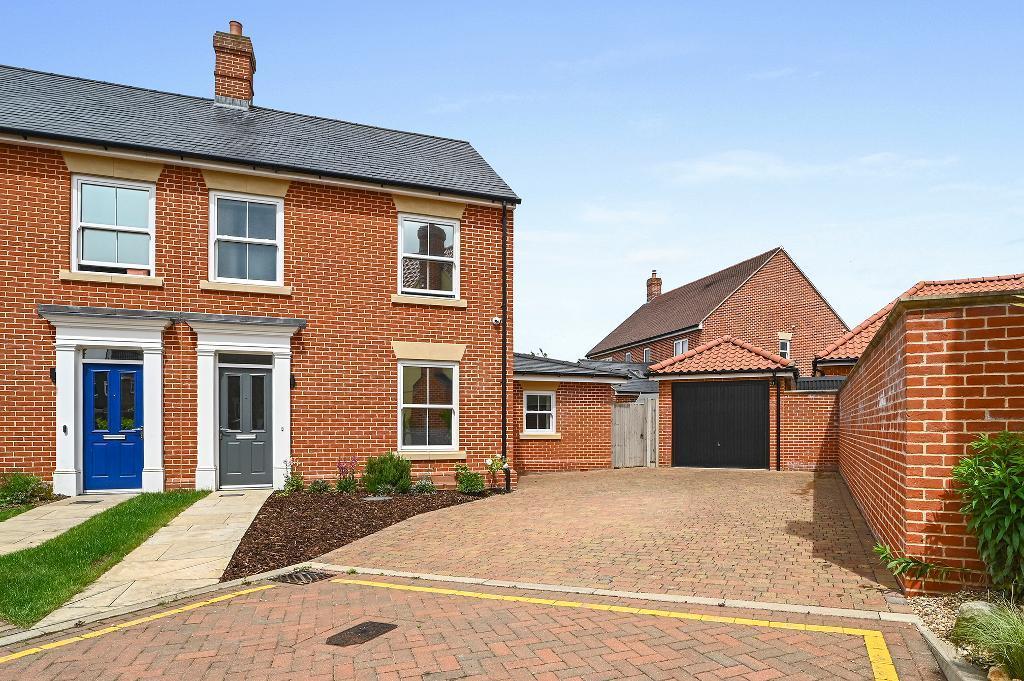 Cambridge Drive, Summers Park, CO11 2EN 3 bed semidetached house for