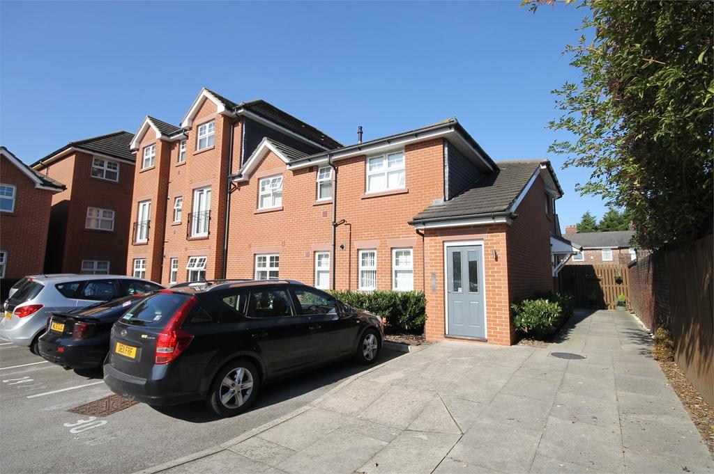 Victoria Gardens, Latchford... 2 bed apartment £575 pcm (£133 pw)