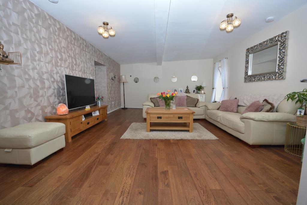 Main Road, Crookedholm, Kilmarnock, KA3 4 bed semidetached house £