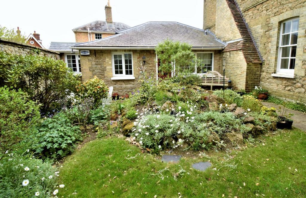 Holly Bush Lane, Sevenoaks, TN13 2 bed apartment for sale £695,000
