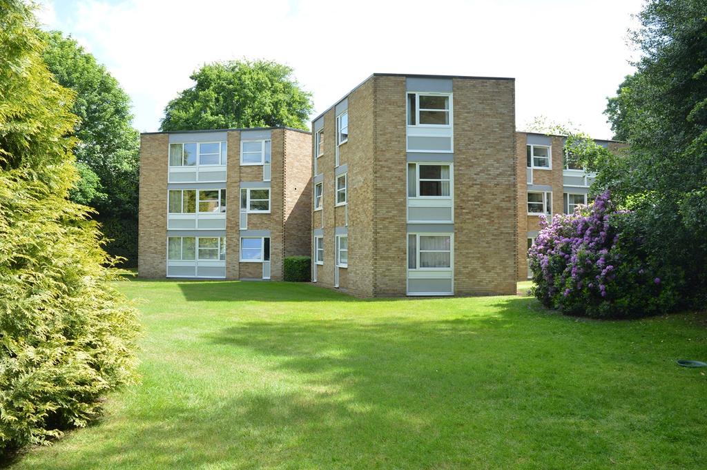 Heathside, Weybridge, KT13 2 bed apartment £1,250 pcm (£288 pw)