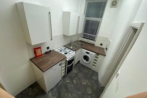 3 bedroom terraced house to rent, Park Crescent, Armley, Leeds, LS12 3NL