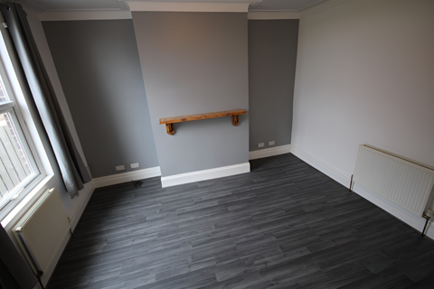 3 bedroom terraced house to rent, Park Crescent, Armley, Leeds, LS12 3NL