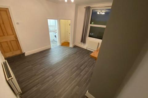 3 bedroom terraced house to rent, Park Crescent, Armley, Leeds, LS12 3NL