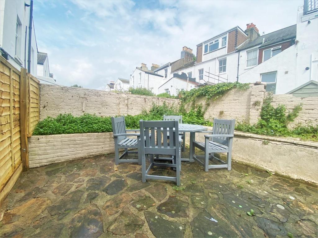 Westbourne Gardens, Hove 2 bed apartment £1,500 pcm (£346 pw)