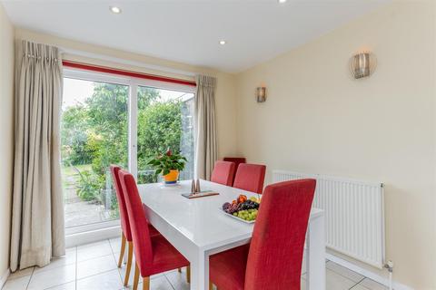 97 Dinglederry, Olney, MK46 5EU
