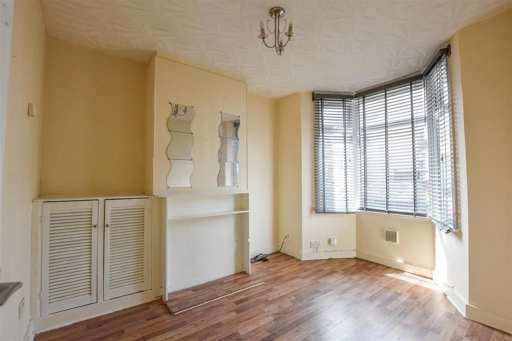 Napier Road, Northfleet, Gravesend 3 bed end of terrace house £1,300