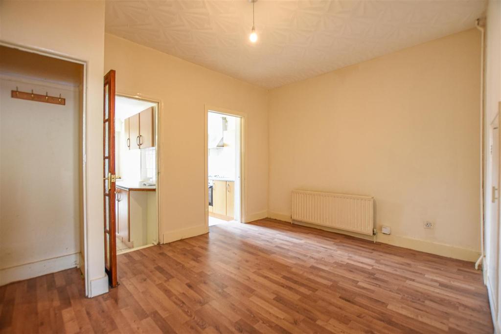 Napier Road, Northfleet, Gravesend 3 bed end of terrace house £1,300