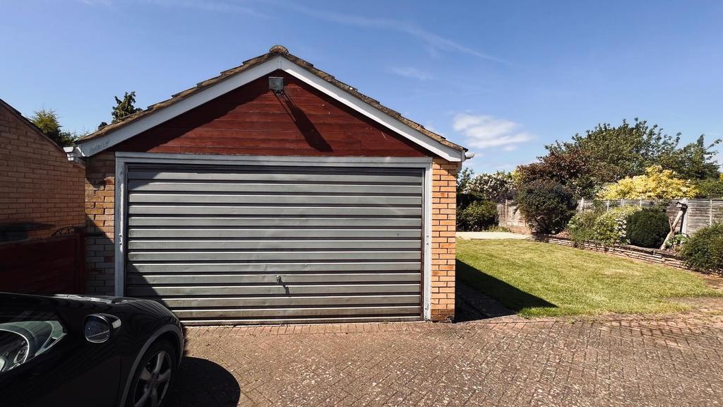 Leys Avenue, Desborough, Kettering 3 bed detached house £360,000