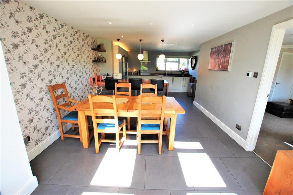 Dining/kitchen Area