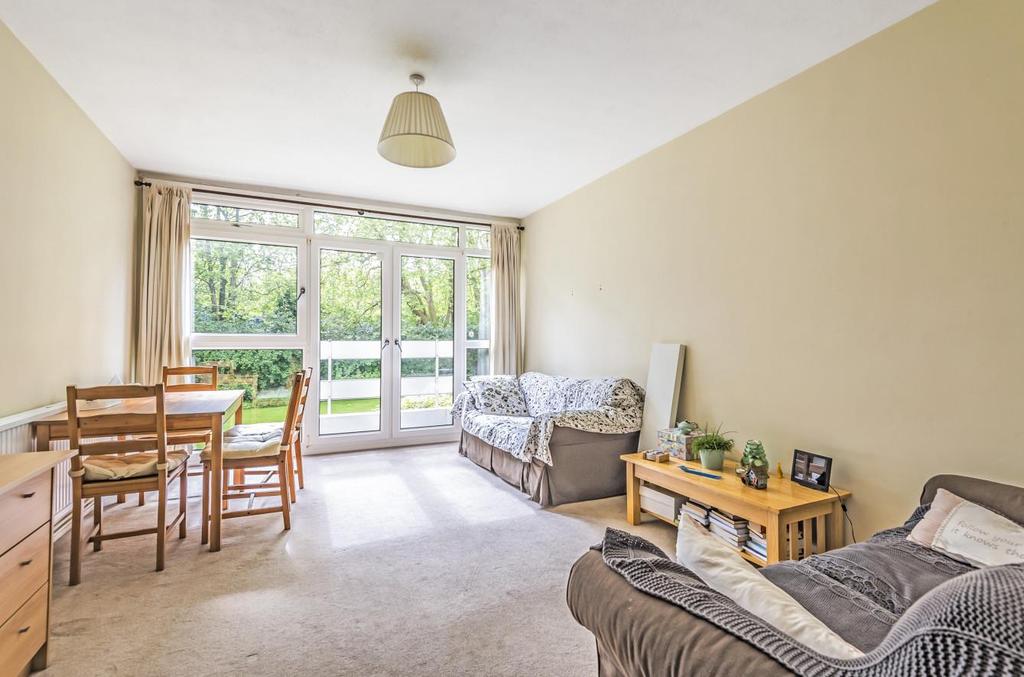 Carlton Drive, Putney SW15 1 bed flat £1,400 pcm (£323 pw)