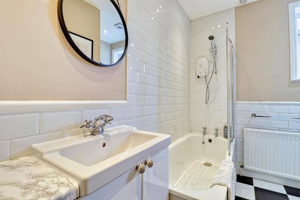 'l' shaped bathroom