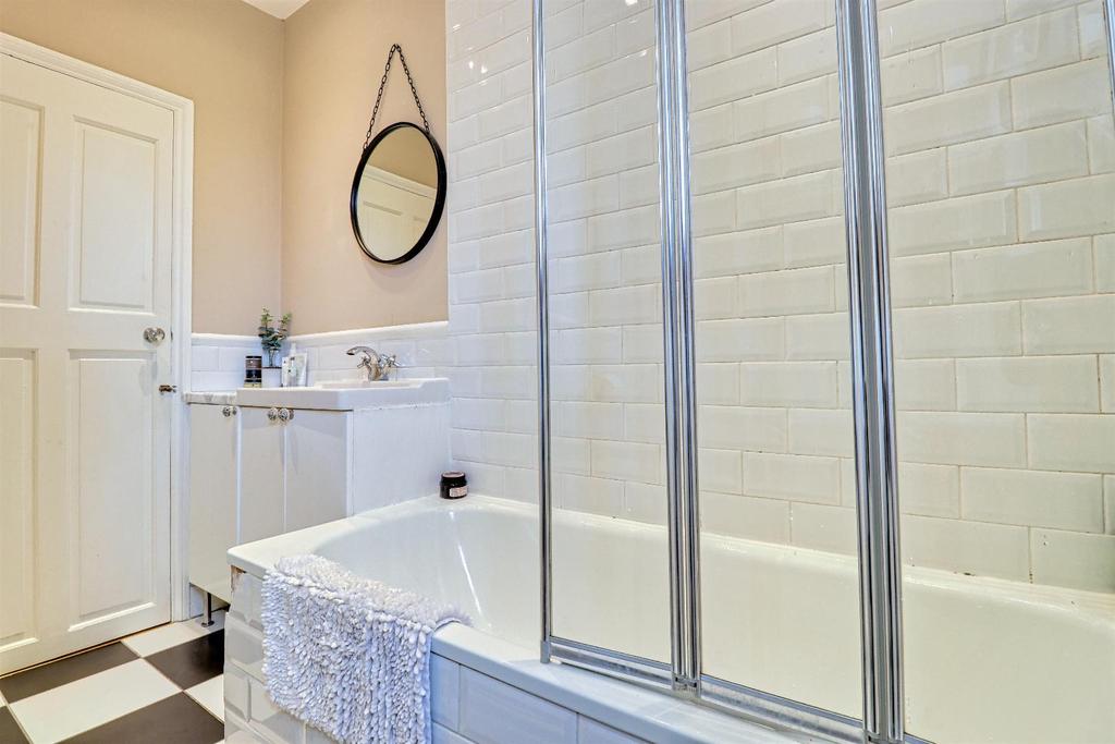 'l' shaped bathroom